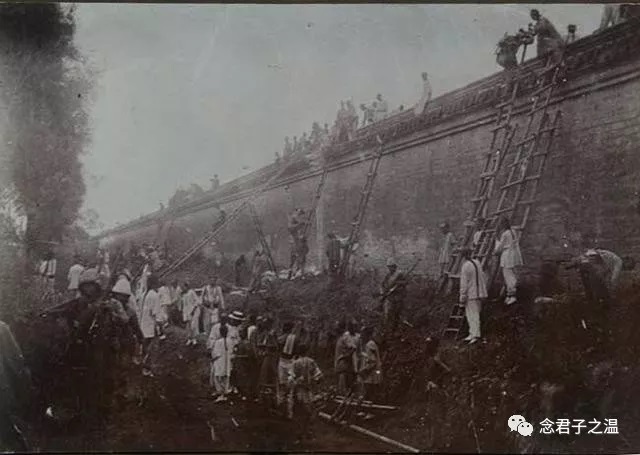 老百姓帮助联军搭梯子登山北京城墙