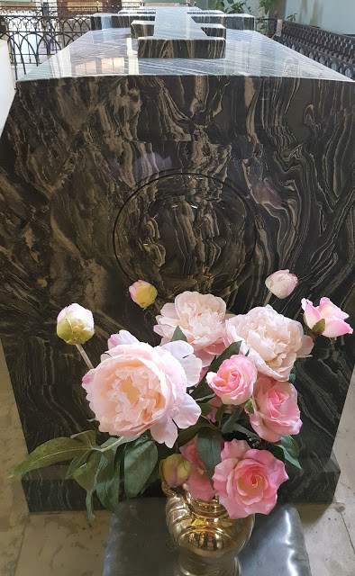在彼得保罗教堂的亚历山大二世的灵柩，棺木前的鲜花