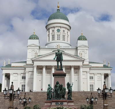 赫尔辛基参议员广场大教堂前的俄国沙皇亚历山大二世之塑像