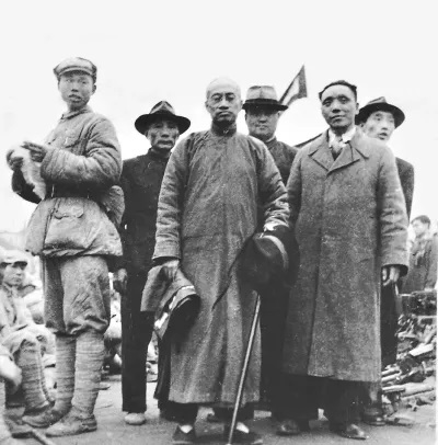 1949年梁漱溟（前排正中）于重庆北碚迎接解放军进城