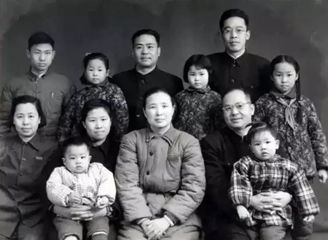 1953年吴晗夫妇与吴家亲人们在一起合影