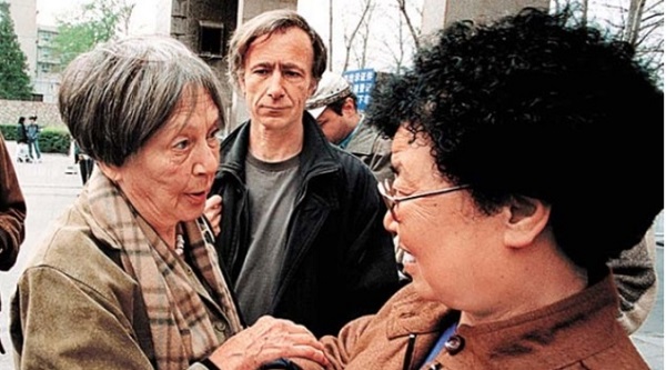 斯诺夫人2000年4月与难属苏冰娴短暂会面，中间男士是斯诺的儿子。