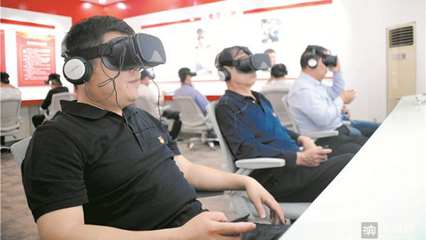 山东青阳镇首创虚拟场景检验党性 党员戴VR眼镜答题（图片来自滨州网）