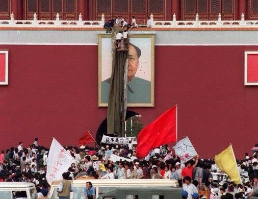 1989年5月23日，天安门城楼，人们在忙着修复被污损的毛泽东像