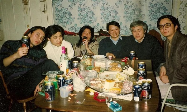 在雪迪的住处，从左到右：雪迪、朋友、孟浪、唐晓渡、芒克、杨小滨