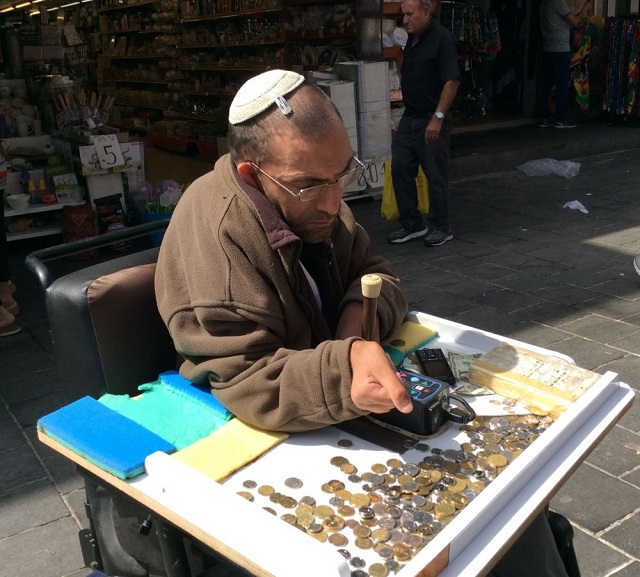市场里一位伤残犹太乞丐