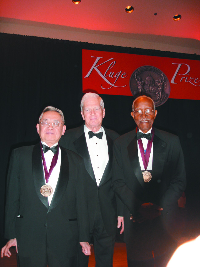 二○○六年的“克鲁奇奖”两位得主余英时（左）及富兰克林（右），与赠奖人美国国会图书馆馆长毕灵顿合影