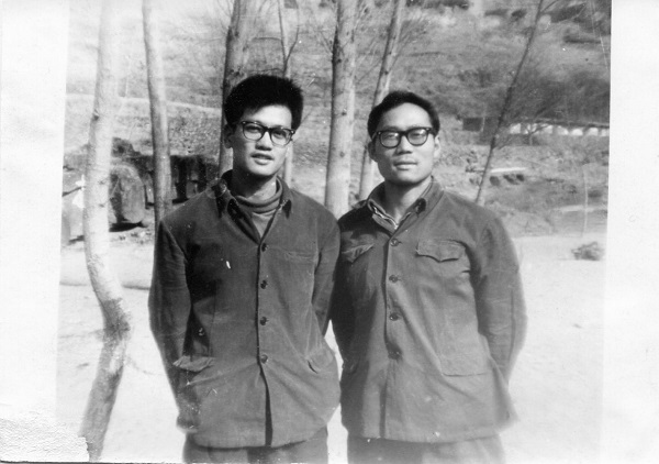 约1973年，郑义离村去煤矿之前与铁生的最后合影。（左一甘铁生）