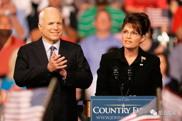 2008年 总统大选中的麦凯恩（左）和搭档佩林（右）