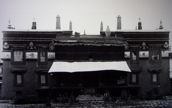 上图为1940年代的希德林佛殿