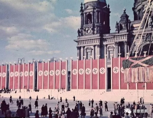 希特勒时期，教堂围墙悬挂着纳粹党徽