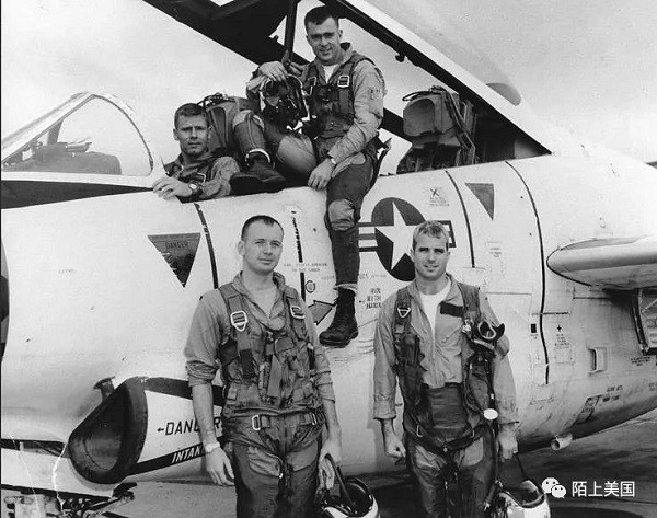 海军飞行员麦凯恩（右一）1965年