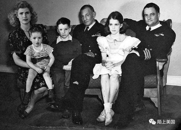 童年的麦凯恩（左三）和祖父、父母及姐弟
