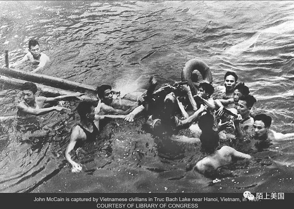 越战中麦凯恩被越南军人俘获瞬间 1967年