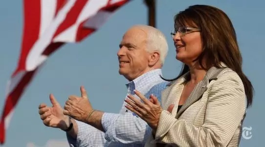 麦凯恩与他的竞选搭档Sarah Palin一起参加竞选活动