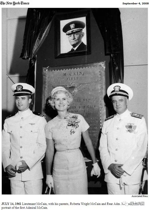 麦凯恩与父母 背后是海军上校的祖父遗像 1961年